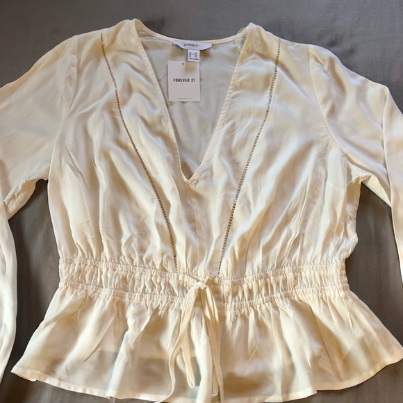 Forever 21 Plus Size Shirred Puff Sleeve Top Size OX (Bust size 42-43) - Picture 4 of 8